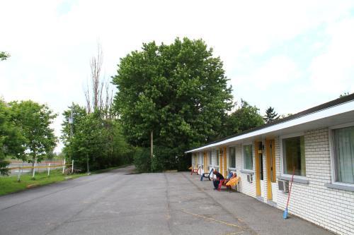 Motel Champlain Brossard Exterior photo