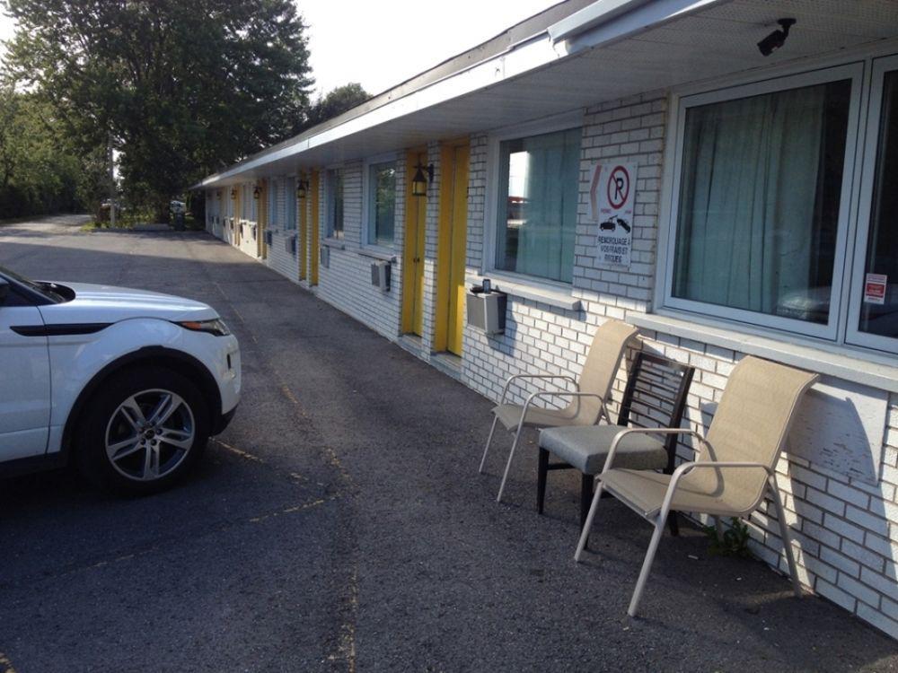 Motel Champlain Brossard Exterior photo